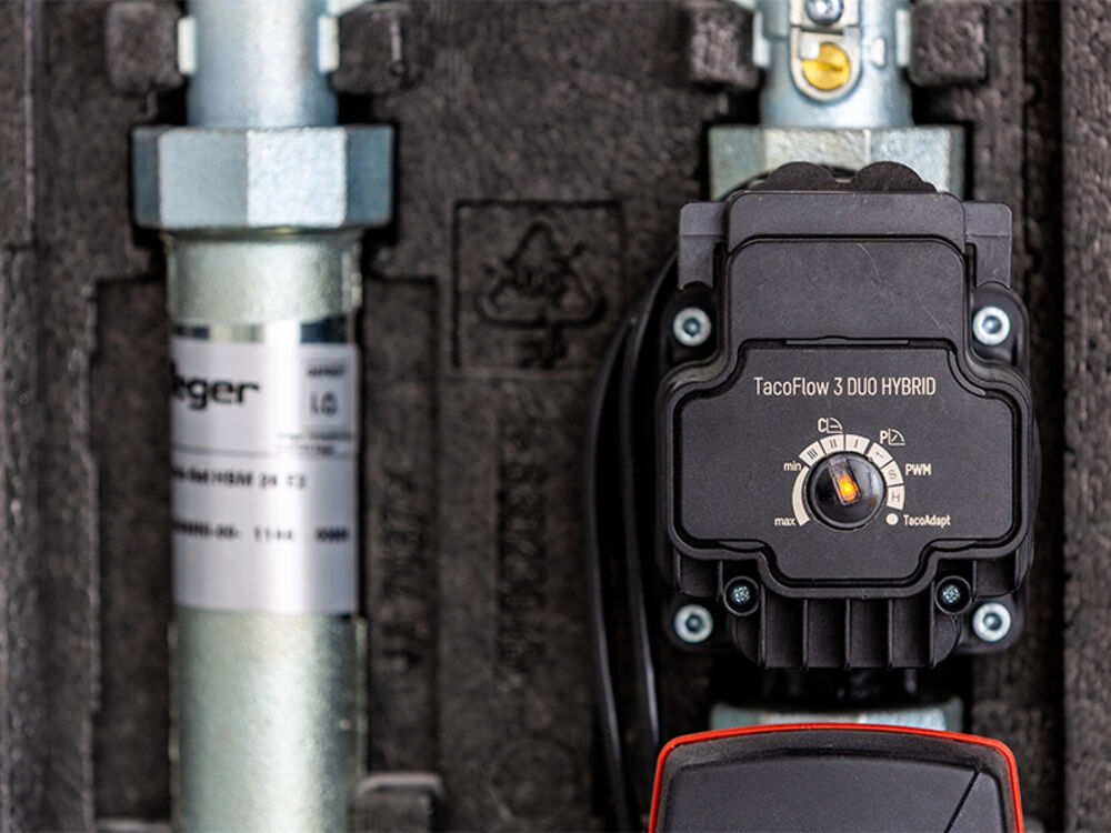 Die defekte Umwälzpumpe der bestehenden Pumpengruppe wurde durch die neue Hocheffizienzpumpe TacoFlow3 Duo Hybrid von Taconova ersetzt. Mit einer Förderhöhe von 8,5 Metern ist sie deutlich leistungsfähiger als das vorherige Modell.